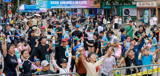 신촌 한복판 '물총 시가전'…아이들도 유학생도 "너무 시원해요"
