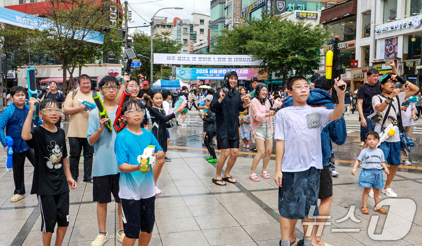 (서울=뉴스1) 이호윤 기자 = 9일 서울 서대문구 신촌 연세로 일대에서 열린 '2026 서울 바캉스 페스티벌'을 찾은 어린이들이 물총을 쏘며 더위를 식히고 있다. 2026.8.9 …