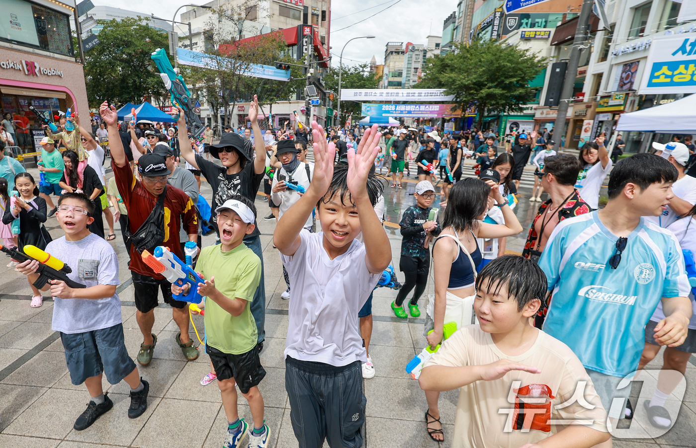 (서울=뉴스1) 이호윤 기자 = 9일 서울 서대문구 신촌 연세로 일대에서 열린 '2026 서울 바캉스 페스티벌'을 찾은 어린이들이 공연을 즐기고 있다. 2026.8.9/뉴스1