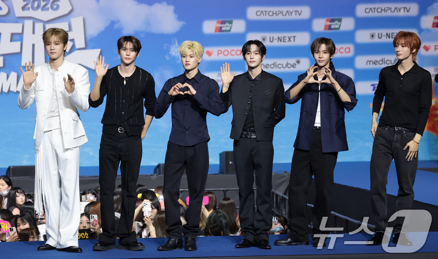 (고양=뉴스1) 권현진 기자 = 라이즈가 9일 경기도 고양시 일산 킨텍스에서 열린 ‘2026 SBS 가요대전 Summer’ 블루카펫 행사에 참석해 포즈를 취하고 있다. 2026.8 …