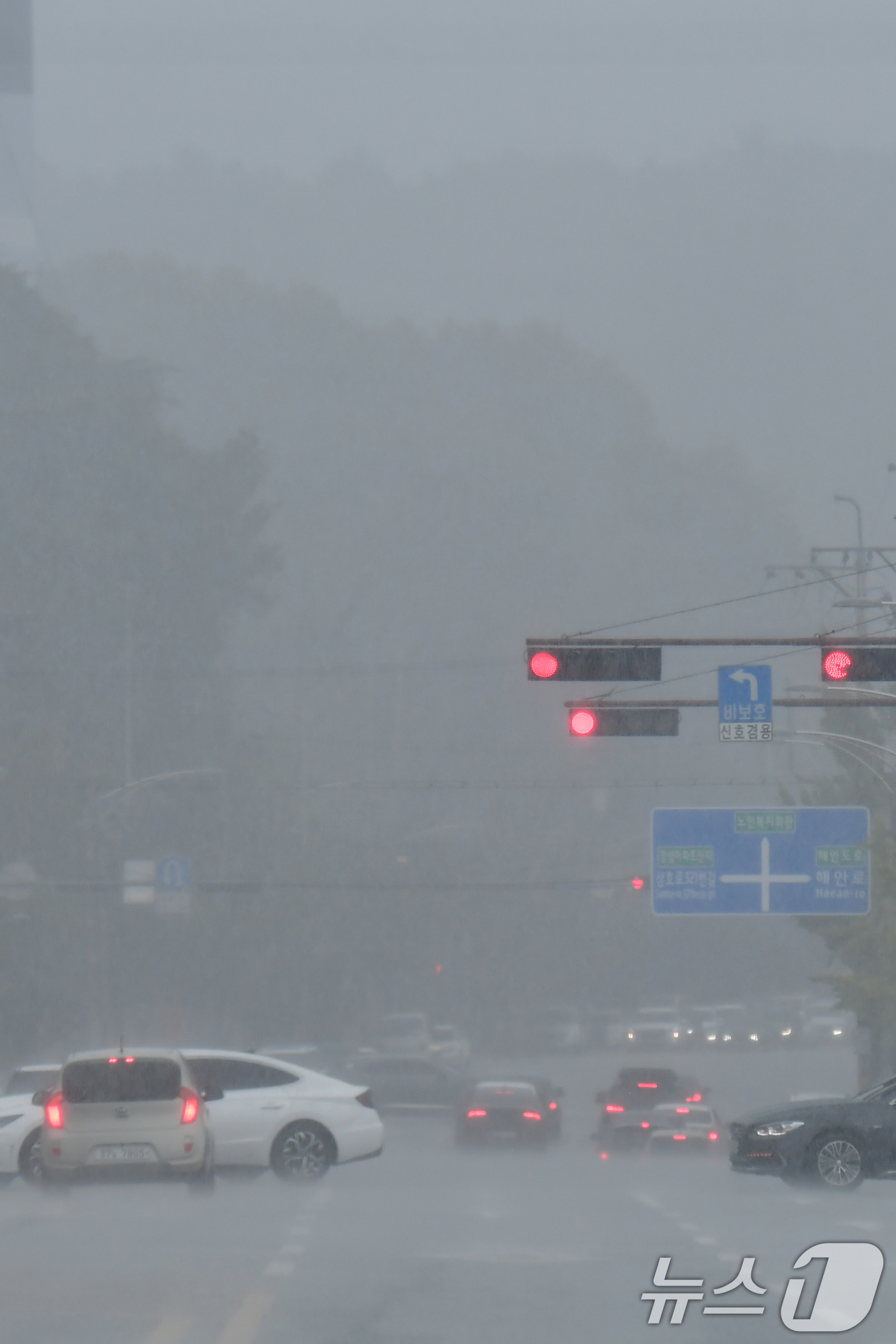 (포항=뉴스1) 최창호 기자 = 9일 오후 경북 포항시 북구 영일대해수욕장 주변에 국지성 소나기가 쏟아지고 있다. 2026.8.9/뉴스1