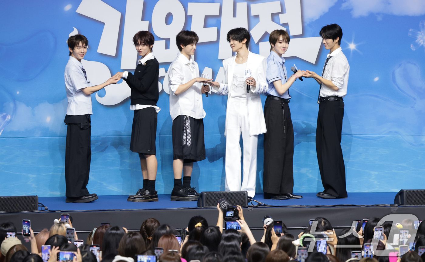 (고양=뉴스1) 권현진 기자 = NCT 위시가 9일 경기도 고양시 일산 킨텍스에서 열린 ‘2026 SBS 가요대전 Summer’ 블루카펫 행사에 참석해 인사를 하고 있다. 2026 …