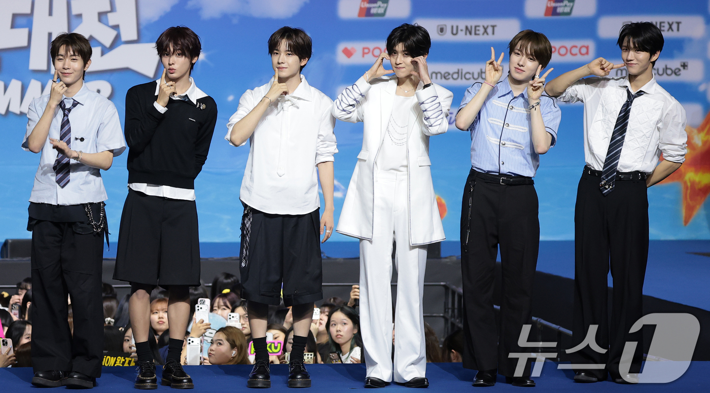 (고양=뉴스1) 권현진 기자 = NCT 위시가 9일 경기도 고양시 일산 킨텍스에서 열린 ‘2026 SBS 가요대전 Summer’ 블루카펫 행사에 참석해 인사를 하고 있다. 2026 …