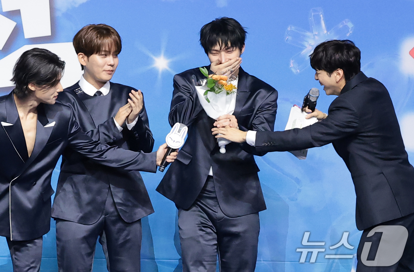 (고양=뉴스1) 권현진 기자 = MC 유재필(오른쪽)이 9일 경기도 고양시 일산 킨텍스에서 열린 ‘2026 SBS 가요대전 Summer’ 블루카펫 행사에서 생일을 맞은 민기(오른쪽 …