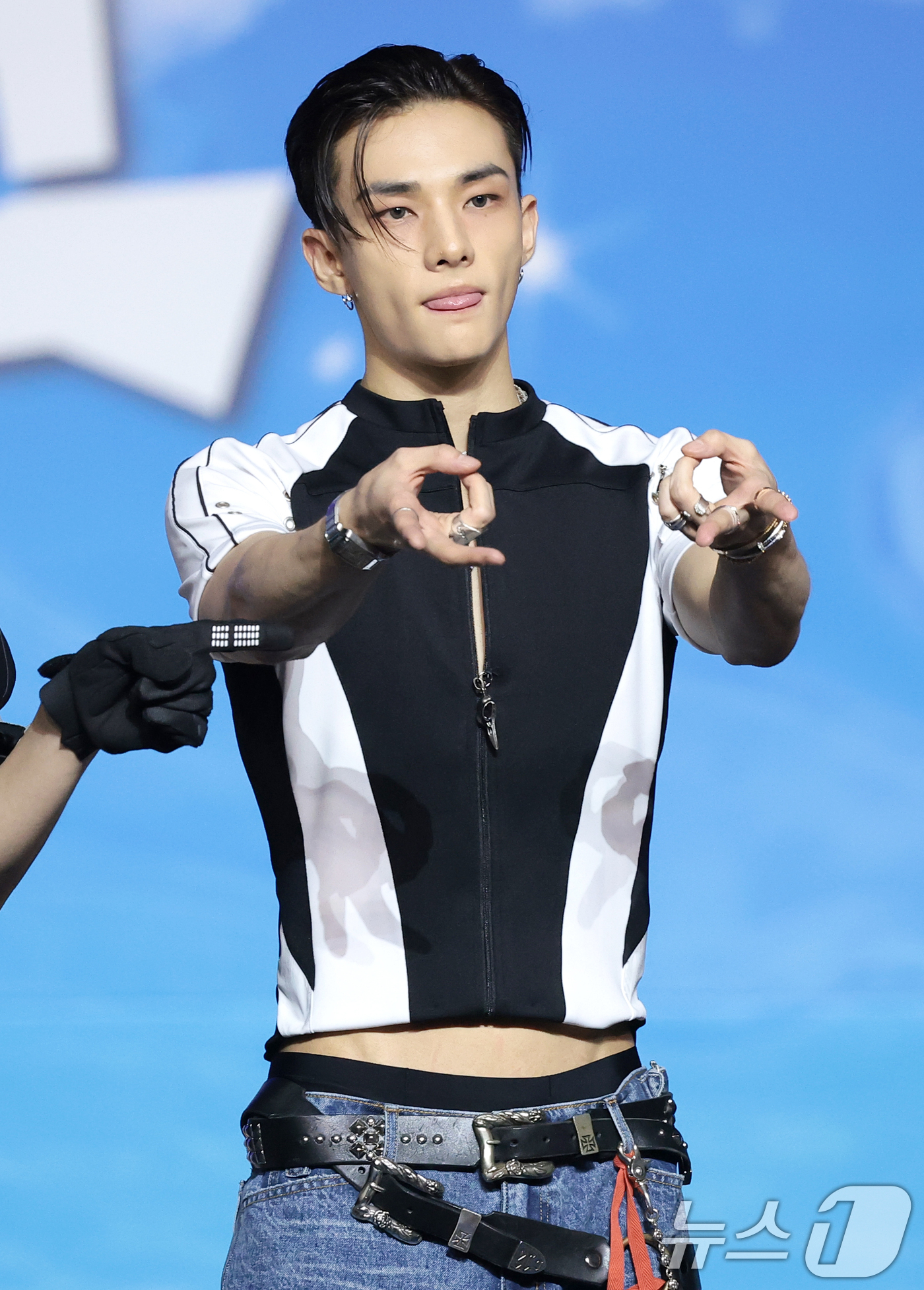 (고양=뉴스1) 권현진 기자 = 스트레이 키즈 현진이 9일 경기도 고양시 일산 킨텍스에서 열린 ‘2026 SBS 가요대전 Summer’ 블루카펫 행사에 참석해 포즈를 취하고 있다. …