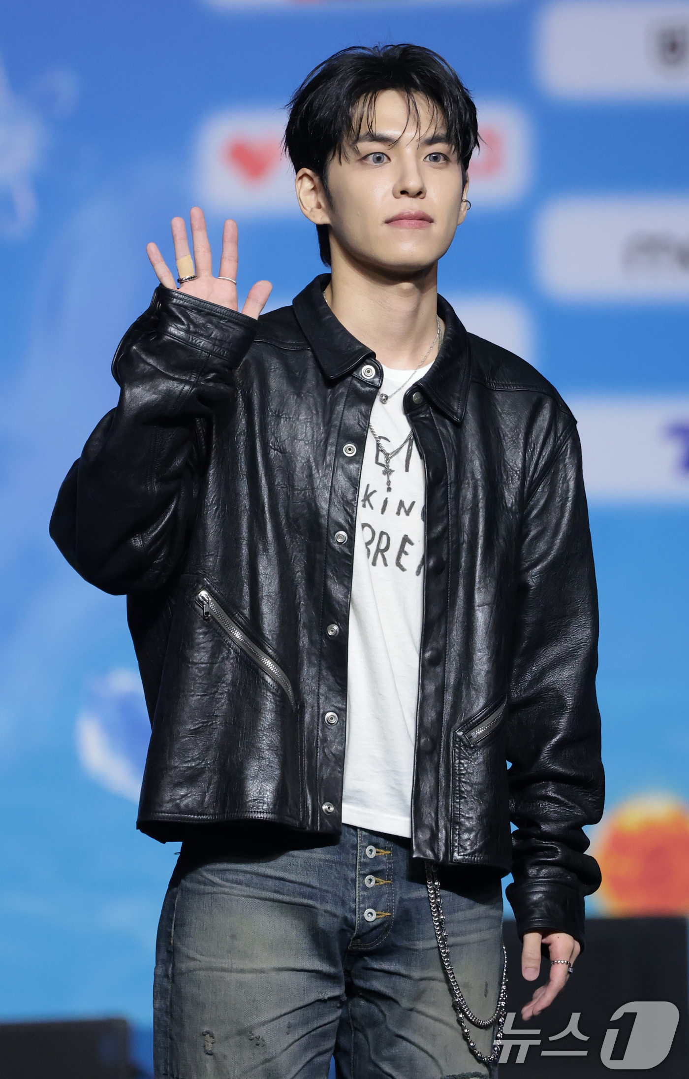 (고양=뉴스1) 권현진 기자 = 데이식스 원필이 9일 경기도 고양시 일산 킨텍스에서 열린 ‘2026 SBS 가요대전 Summer’ 블루카펫 행사에 참석해 포즈를 취하고 있다 202 …