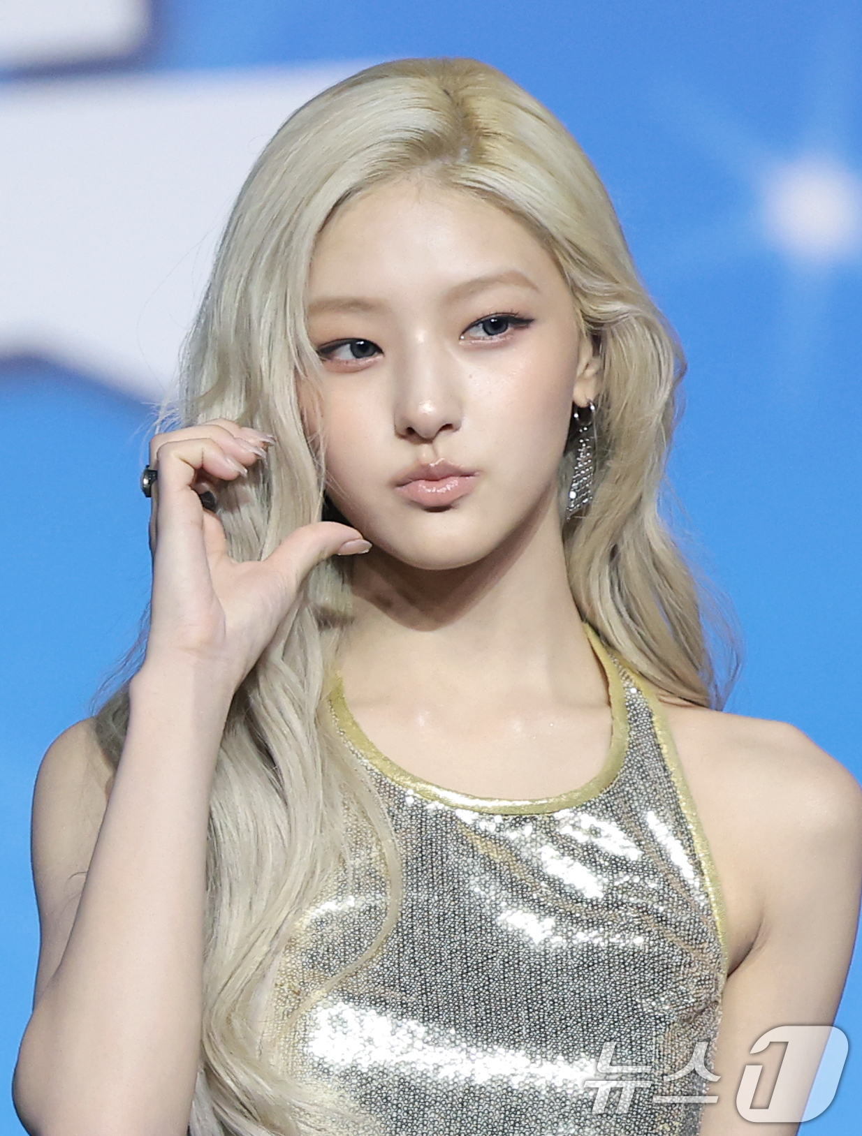 (고양=뉴스1) 권현진 기자 = 키스오브라이프 하늘이 9일 경기도 고양시 일산 킨텍스에서 열린 ‘2026 SBS 가요대전 Summer’ 블루카펫 행사에 참석해 포즈를 취하고 있다. …