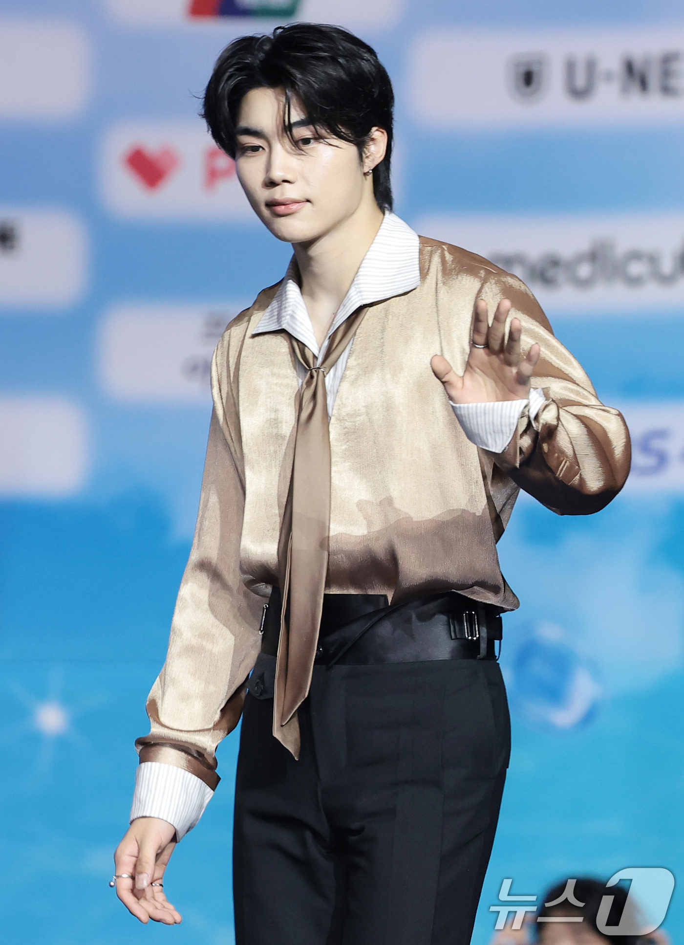 (고양=뉴스1) 권현진 기자 = 제로베이스원 박건욱이 9일 경기도 고양시 일산 킨텍스에서 열린 ‘2026 SBS 가요대전 Summer’ 블루카펫 행사에 참석해 인사를 하고 있다. …