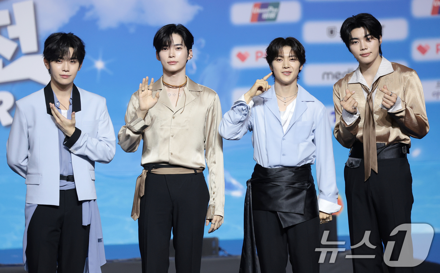 (고양=뉴스1) 권현진 기자 = 제로베이스원 김태래(왼쪽부터)와 성한빈, 석매튜, 박건욱이 9일 경기도 고양시 일산 킨텍스에서 열린 ‘2026 SBS 가요대전 Summer’ 블루카 …