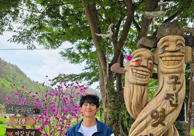 정해인, 장승 옆에서 뽐낸 훈훈한 비주얼…초동안 [N샷]