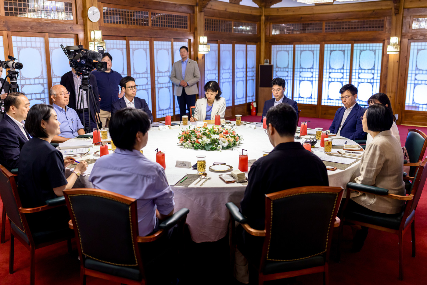 (서울=뉴스1) = 한성숙 국무총리가 9일 서울 종로구 삼청동 국무총리공관에서 청년 일자리·진로 전문가들과 가진 제3회 열린 브런치에서 청년 일자리 대책 추진 방향에 대해 논의하고 …