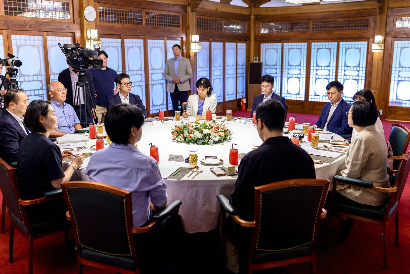 본문 이미지 - 한성숙 국무총리가 9일 서울 종로구 삼청동 국무총리공관에서 청년 일자리·진로 전문가들과 가진 제3회 열린 브런치에서 청년 일자리 대책 추진 방향에 대해 논의하고 있다. (국무총리실 제공. 재판매 및 DB 금지) 2026.8.9 ⓒ 뉴스1