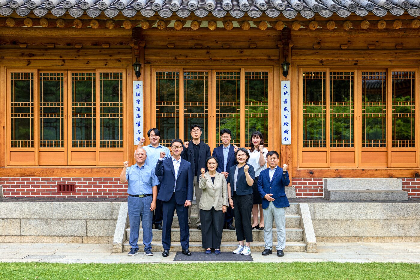 본문 이미지 - 한성숙 국무총리가 9일 서울 종로구 삼청동 국무총리공관에서 가진 제3회 열린 브런치에서 청년 일자리·진로 전문가들과 기념 촬영을 하고 있다. (국무총리실 제공. 재판매 및 DB 금지) 2026.8.9 ⓒ 뉴스1
