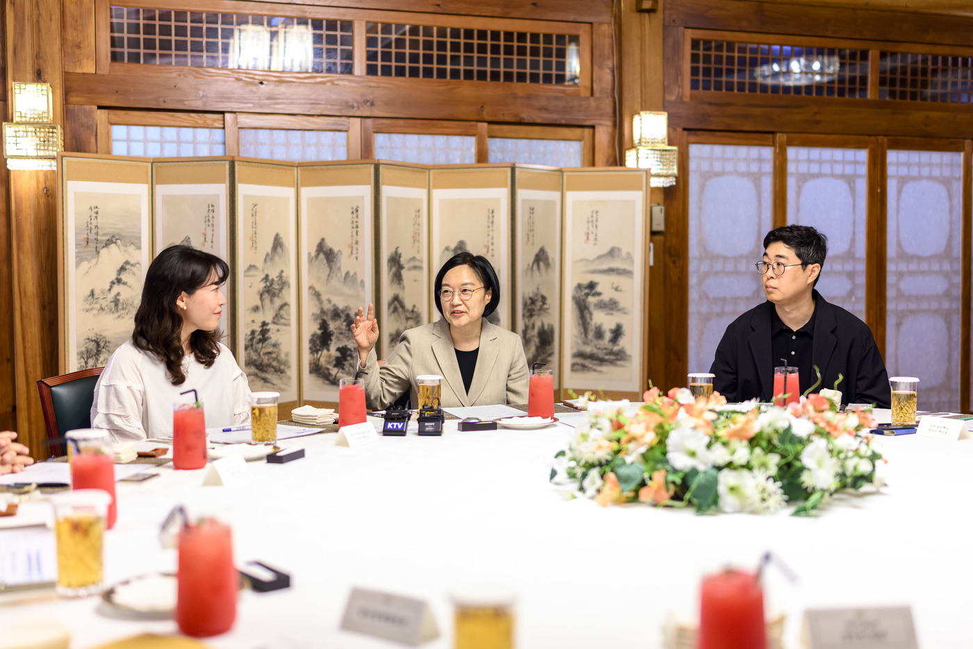 (서울=뉴스1) = 한성숙 국무총리가 9일 서울 종로구 삼청동 국무총리공관에서 청년 일자리·진로 전문가들과 가진 제3회 열린 브런치에서 청년 일자리 대책 추진 방향에 대해 논의하고 …