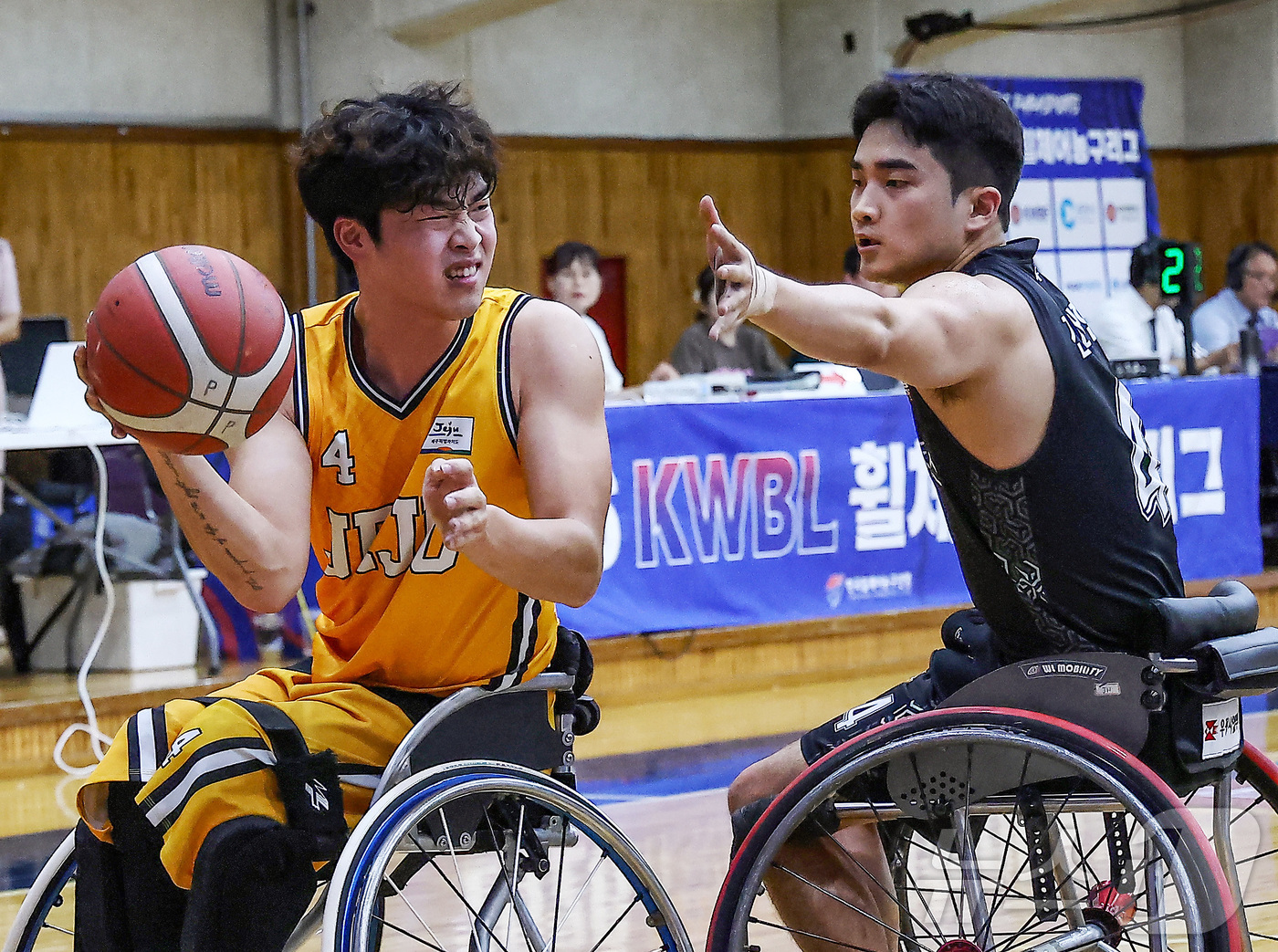 (서울=뉴스1) = 9일 오전 경기도 고양홀트종합체육관에서 열린 '2026 KWBL 휠체어농구리그' 제주특별자치도와 K드림메이커스 경기에서 K드림 전대현(오른쪽)이 제주 정승(왼쪽 …