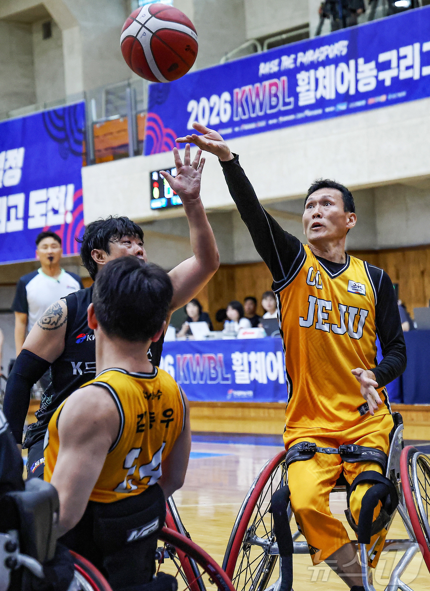 (서울=뉴스1) = 9일 오전 경기도 고양홀트종합체육관에서 열린 '2026 KWBL 휠체어농구리그' 제주특별자치도와 K드림메이커스 경기에서 제주 김철수가 수비수를 아랑곳하지 않고 …