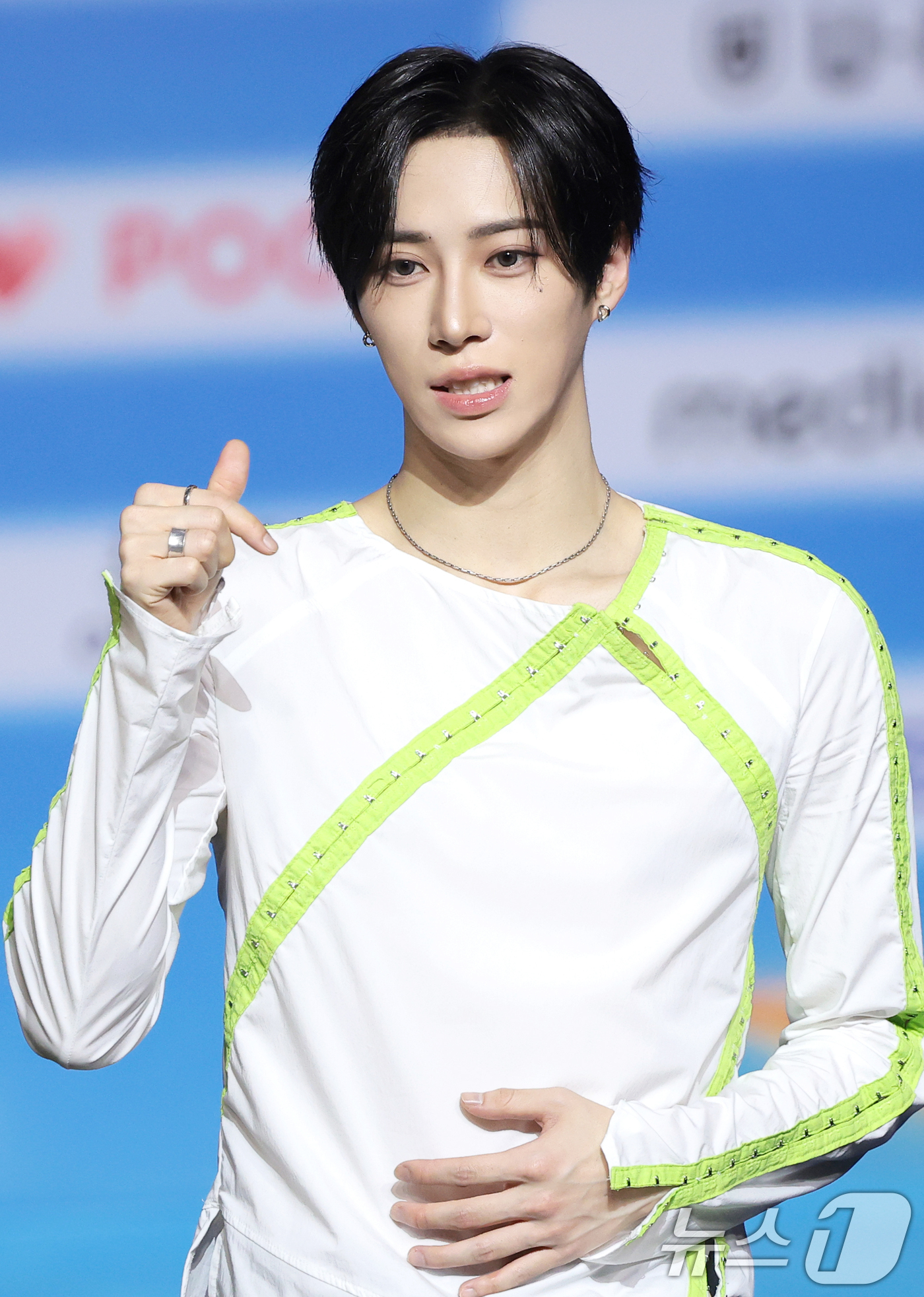 (고양=뉴스1) 권현진 기자 = 알파드라이브원 아르노가 9일 경기도 고양시 일산 킨텍스에서 열린 ‘2026 SBS 가요대전 Summer’ 블루카펫 행사에 참석해 포즈를 취하고 있다 …