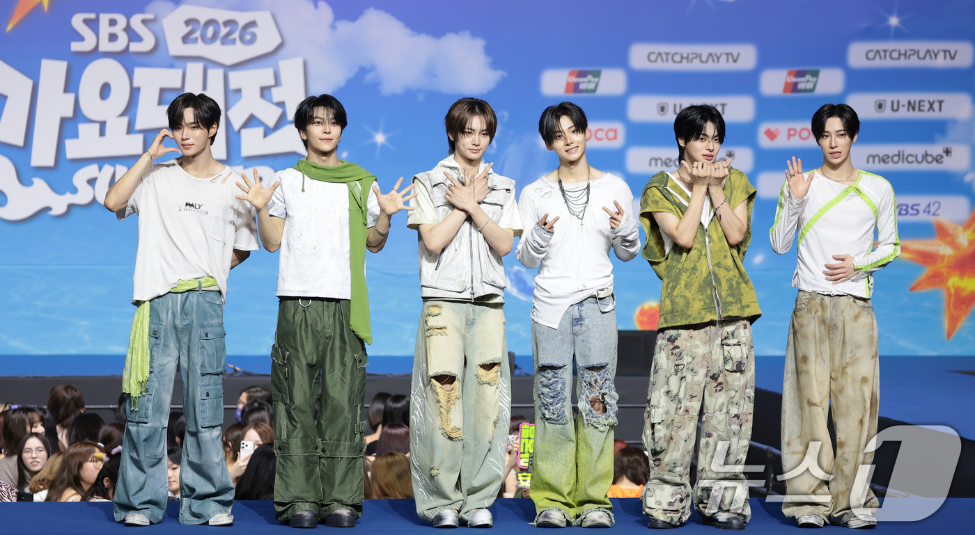 (고양=뉴스1) 권현진 기자 = 알파드라이브원 준서(왼쪽부터)와 씬룽, 안신, 상원, 리오, 아르노가 9일 경기도 고양시 일산 킨텍스에서 열린 ‘2026 SBS 가요대전 Summe …