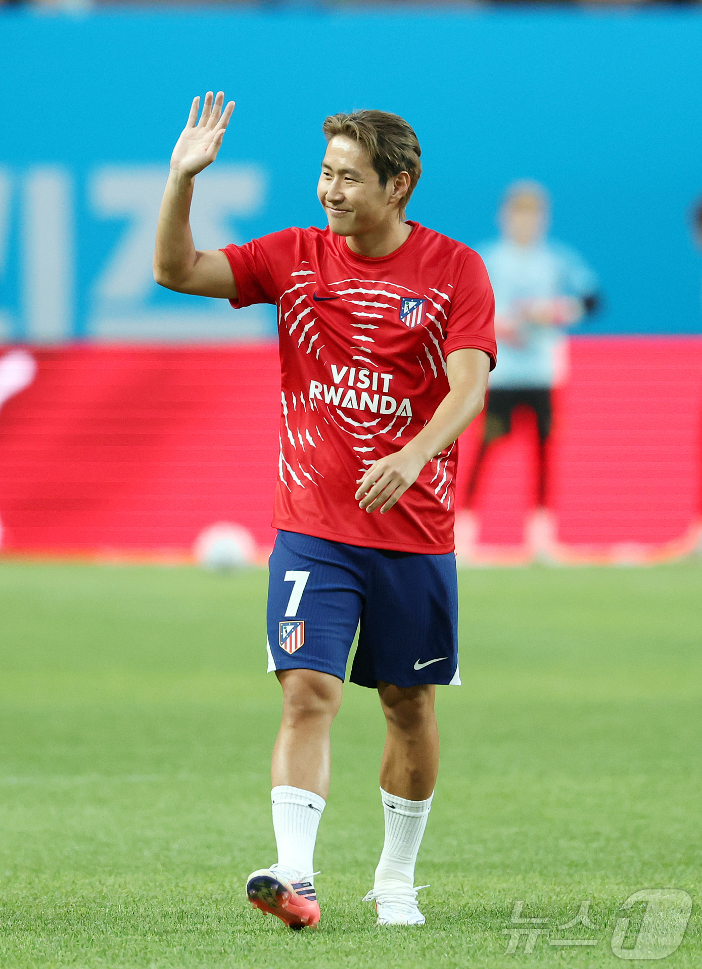 (서울=뉴스1) 김진환 기자 = 아틀레티코 마드리드의 이강인이 9일 오후 서울 마포구 서울월드컵경기장에서 맨체스터 시티와의 경기를 앞두고 몸을 풀기에 앞서 팬들에게 인사하고 있다. …