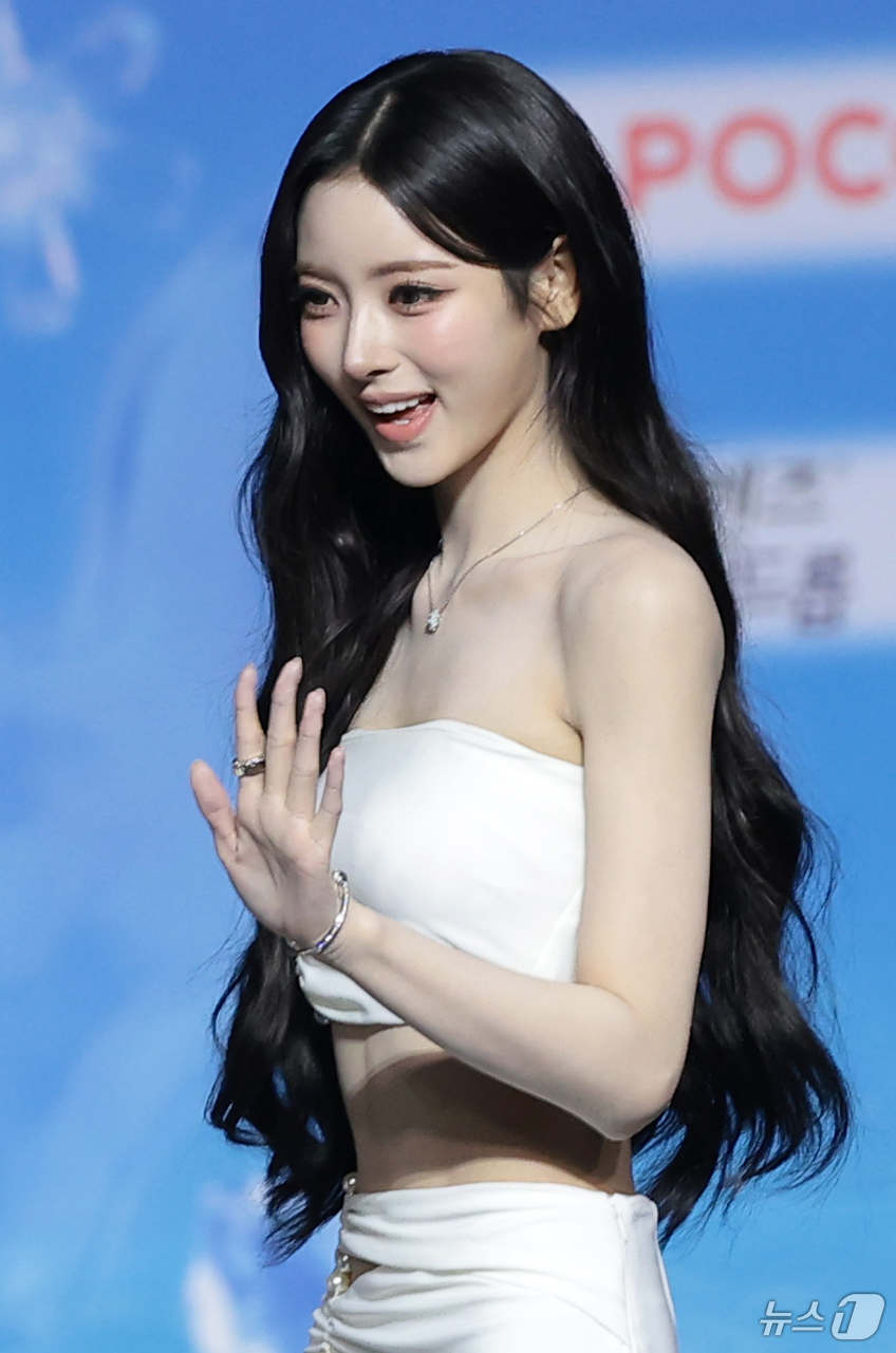 (고양=뉴스1) 권현진 기자 = 미야오 안나가 9일 경기도 고양시 일산 킨텍스에서 열린 ‘2026 SBS 가요대전 Summer’ 블루카펫 행사에 참석해 인사를 하고 있다. 2026 …