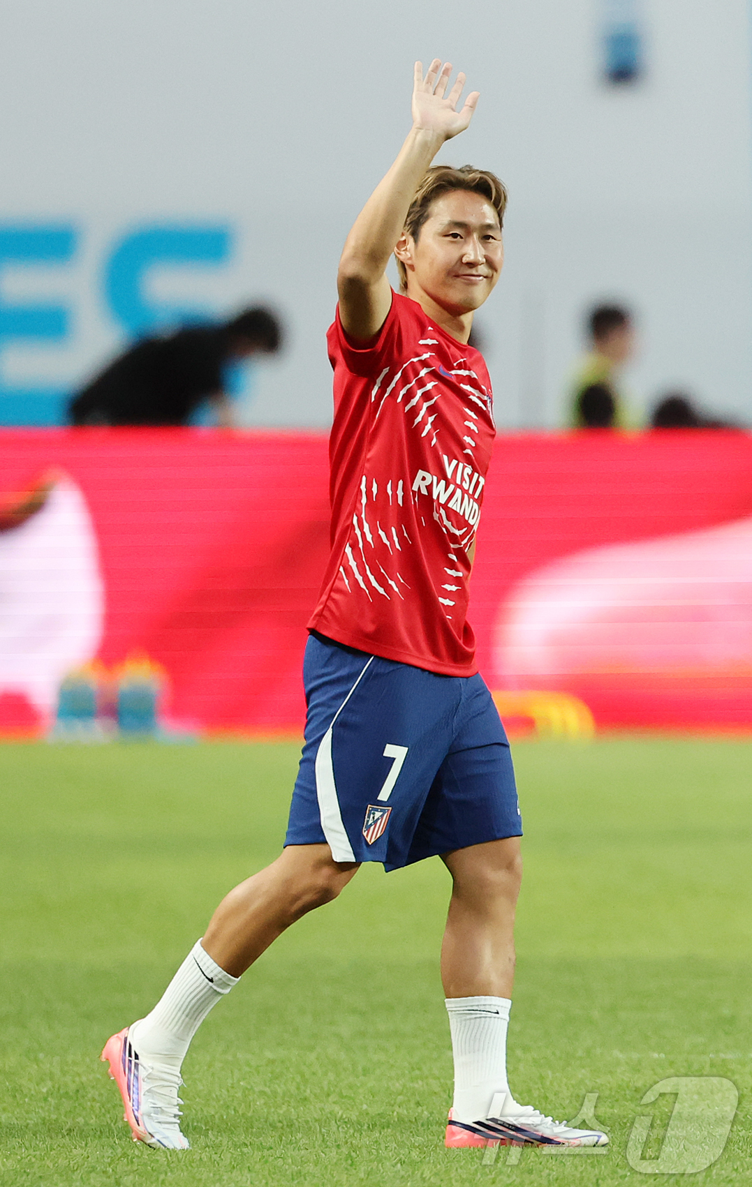 (서울=뉴스1) 김진환 기자 = 아틀레티코 마드리드의 이강인이 9일 오후 서울 마포구 서울월드컵경기장에서 맨체스터 시티와의 경기를 앞두고 몸을 풀기에 앞서 팬들에게 인사하고 있다. …