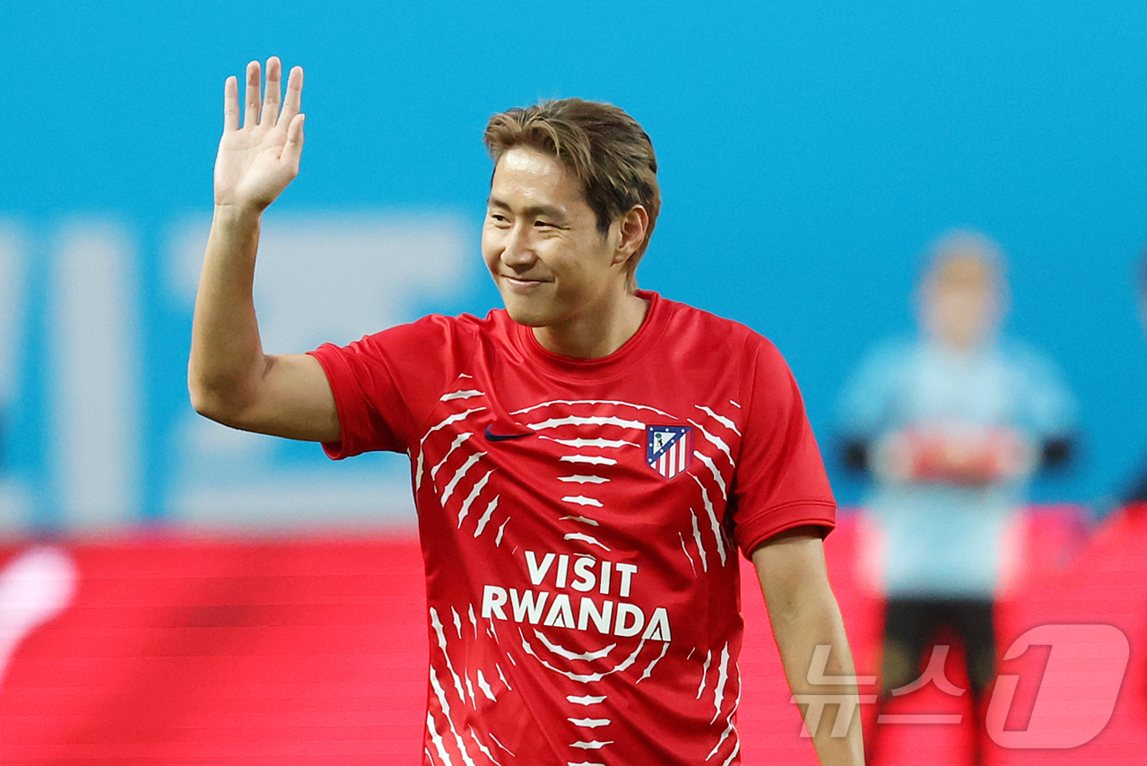 (서울=뉴스1) 김진환 기자 = 아틀레티코 마드리드의 이강인이 9일 오후 서울 마포구 서울월드컵경기장에서 맨체스터 시티와의 경기를 앞두고 몸을 풀기에 앞서 팬들에게 인사하고 있다. …