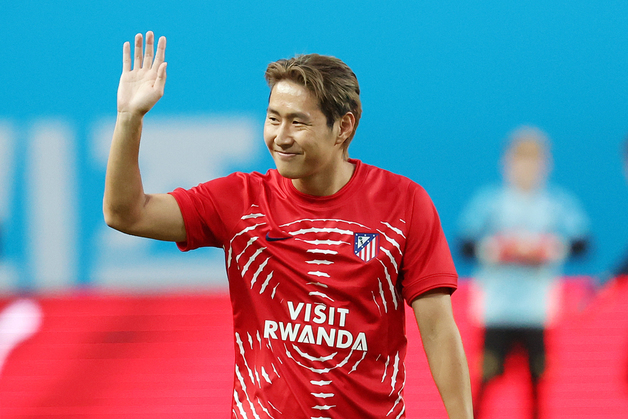 이강인, 팬들 향해 환한 미소