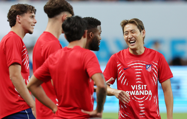 동료들과 웃으며 대화 나누는 이강인