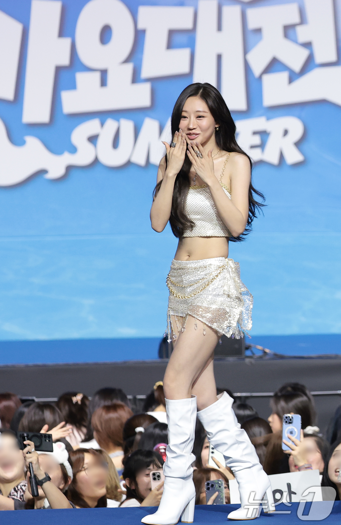 (고양=뉴스1) 권현진 기자 = 키스오브라이프 쥴리가 9일 경기도 고양시 일산 킨텍스에서 열린 ‘2026 SBS 가요대전 Summer’ 블루카펫 행사에 참석해 인사를 하고 있다. …