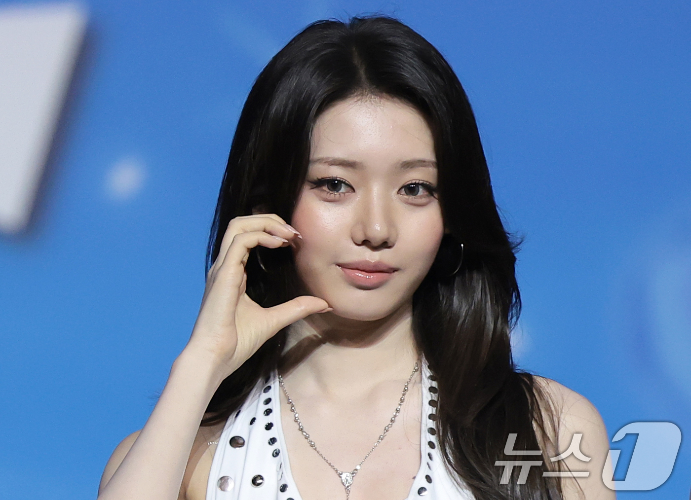 (고양=뉴스1) 권현진 기자 = 베이비몬스터 로라가 9일 경기도 고양시 일산 킨텍스에서 열린 ‘2026 SBS 가요대전 Summer’ 블루카펫 행사에 참석해 포즈를 취하고 있다. …