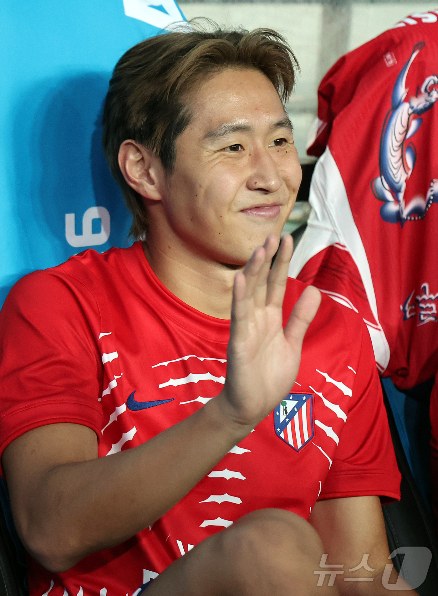 (서울=뉴스1) 김진환 기자 = 아틀레티코 마드리드의 이강인이 9일 오후 서울 마포구 서울월드컵경기장에서 맨체스터 시티와의 경기를 앞두고 취재진 카메라를 향해 환한 미소를 짓고 있 …