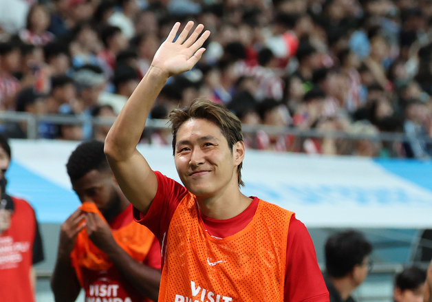 국내팬들 향해 인사하는 이강인