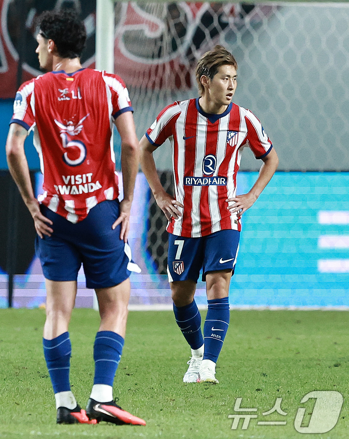 (서울=뉴스1) 구윤성 기자 = 아틀레티코 마드리드의 이강인이 9일 오후 서울 마포구 서울월드컵경기장에서 열린 쿠팡플레이 시리즈 맨체스터 시티와의 경기에서 패한 뒤 아쉬워하고 있다 …