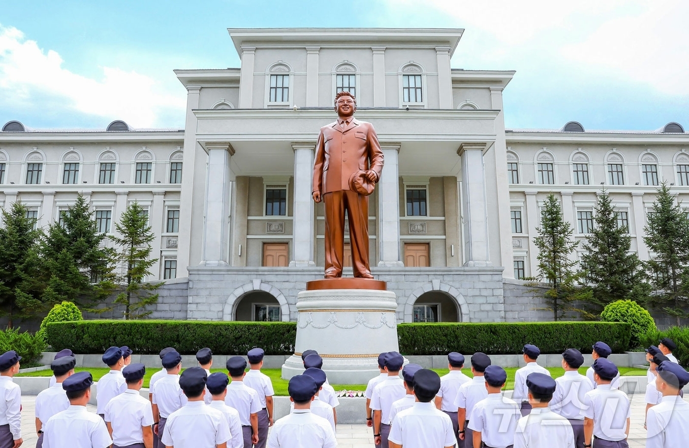 (평양 노동신문=뉴스1) = 북한 노동당 기관지 노동신문은 1일 김정일 국방위원장이 1960년 9월 1일 김일성종합대학에 입학해 룡남산에서 '조선아 너를 빛내리'라는 시를 지으며 …
