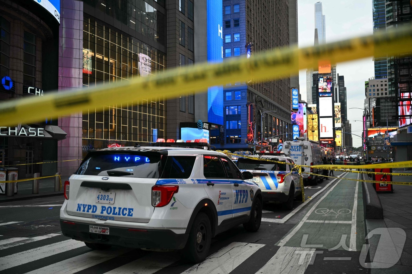 (뉴욕 AFP=뉴스1) 윤다정 기자 = 31일(현지시간) 미국 뉴욕 타임스스퀘어에서 흉기 난동을 벌이던 여성 용의자가 경찰의 총에 맞아 병원에 옮겨진 가운데, 사건 현장에 경찰차가 …