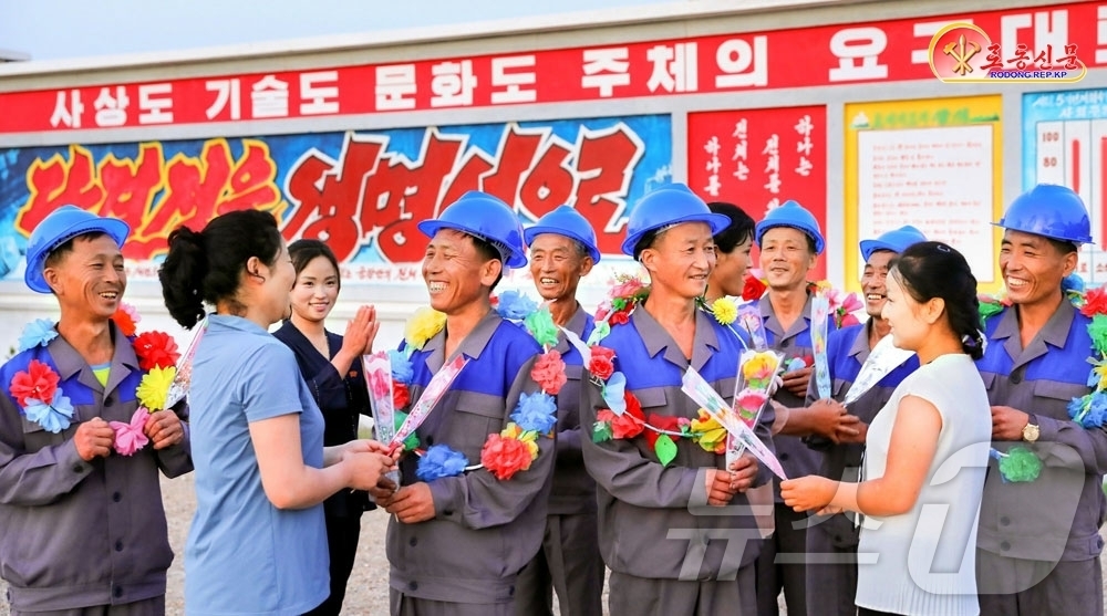 (평양 노동신문=뉴스1) = 북한 노동당 기관지 노동신문은 1일 당 결정 관철을 위한 여러 근로자들의 사례를 소개하며 애국심 고취에 나섰다. 사진은 당 결정 관철의 앞장에 선 혁신 …