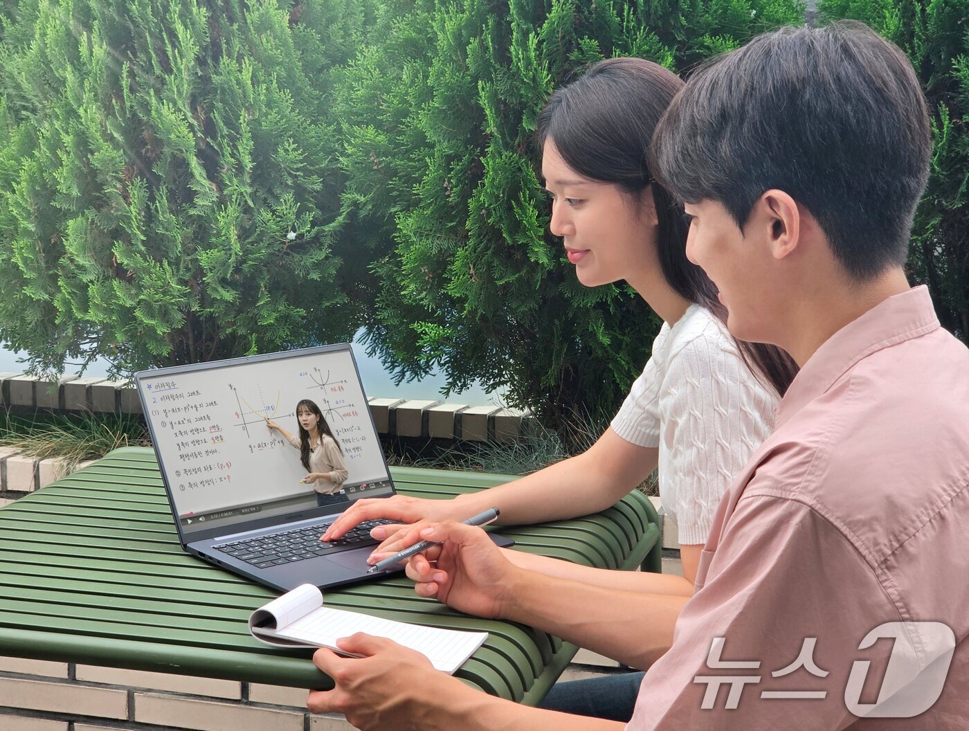 (서울=뉴스1) = 삼성전자가 일상 속 필요한 기능과 성능을 갖춘 '뉴 갤럭시 북6'를 1일 국내 출시했다.최신 인텔 코어 시리즈3 프로세서(Intel® Core™ Series3 …