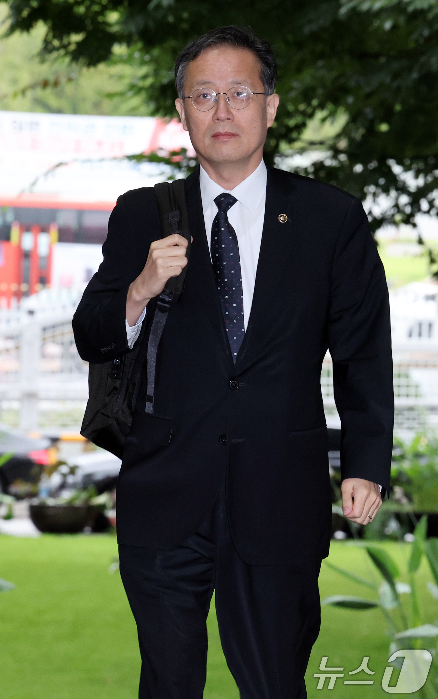 (서울=뉴스1) 이종덕 기자 = 이형일 경제부총리 겸 재정경제부 장관 후보자가 1일 서울 세종로 정부서울청사로 출근하고 있다. 2026.9.1/뉴스1