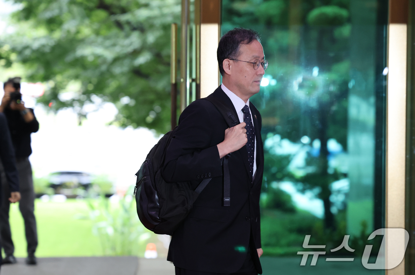 (서울=뉴스1) 이종덕 기자 = 이형일 경제부총리 겸 재정경제부 장관 후보자가 1일 서울 세종로 정부서울청사로 출근하고 있다. 2026.9.1/뉴스1