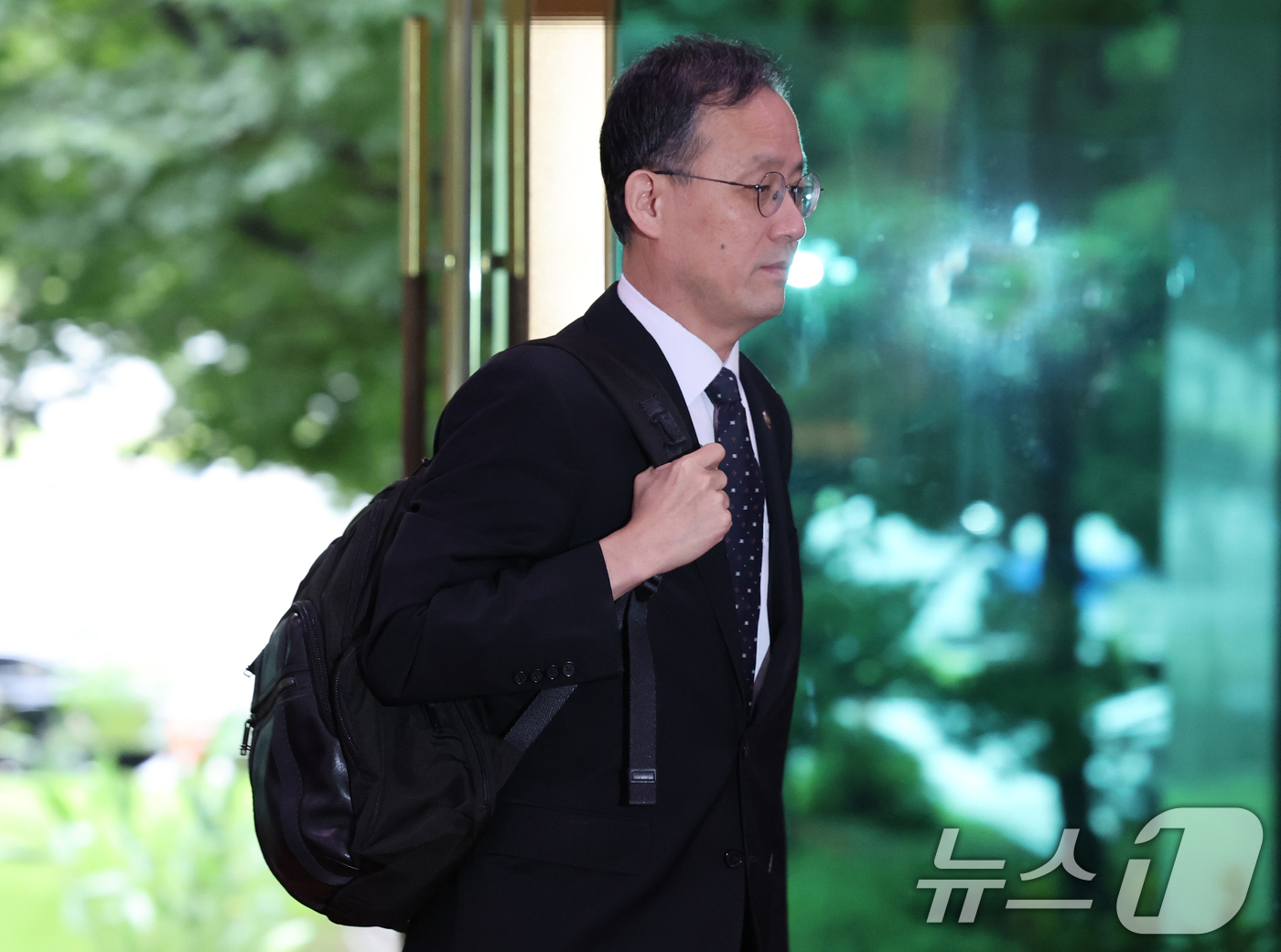 (서울=뉴스1) 이종덕 기자 = 이형일 경제부총리 겸 재정경제부 장관 후보자가 1일 서울 세종로 정부서울청사로 출근하고 있다. 2026.9.1/뉴스1