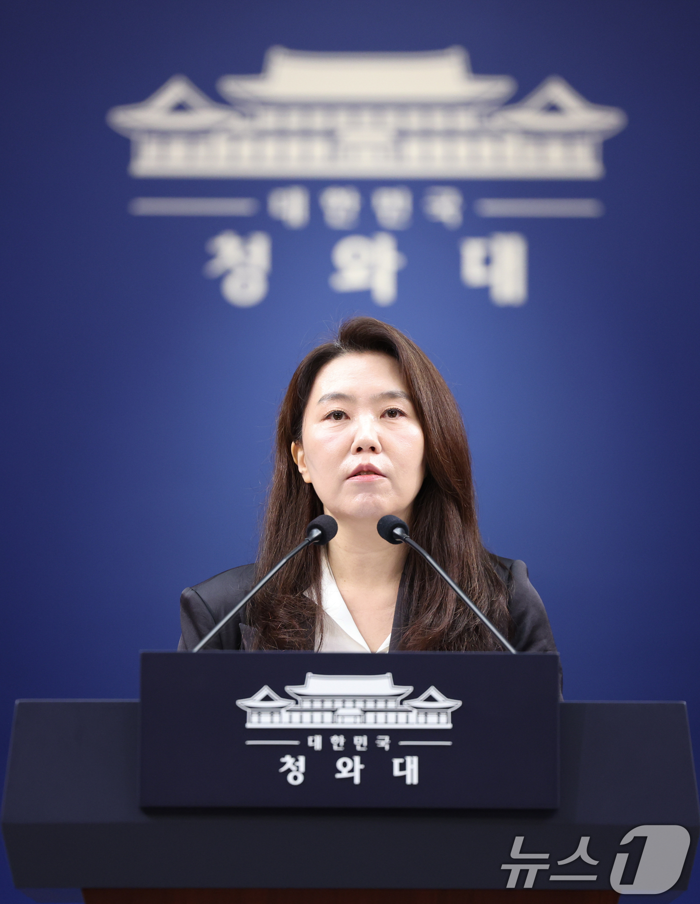 (서울=뉴스1) 허경 기자 = 강유정 대변인이 1일 청와대 춘추관에서 김용범 정책실장 사의 관련 브리핑을 하고 있다. 2026.9.1/뉴스1