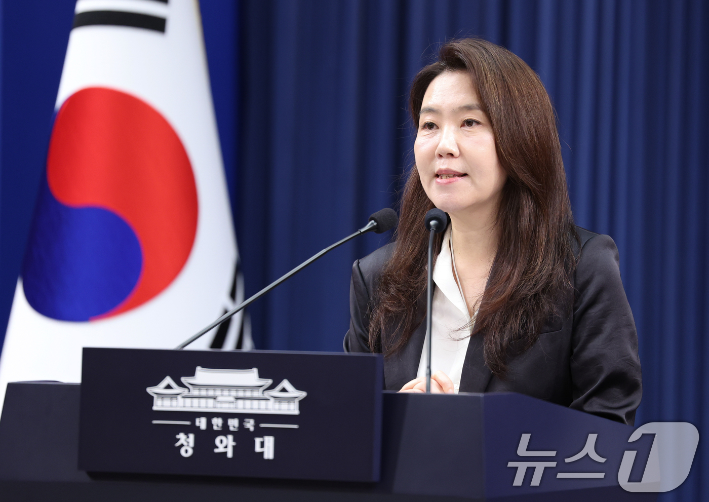 (서울=뉴스1) 허경 기자 = 강유정 대변인이 1일 청와대 춘추관에서 김용범 정책실장 사의 관련 브리핑을 하고 있다. 2026.9.1/뉴스1