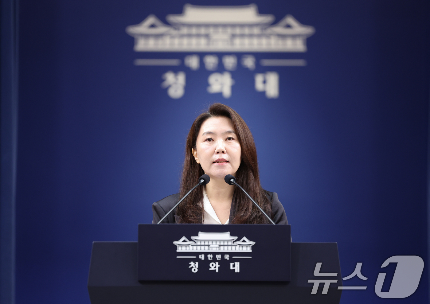 (서울=뉴스1) 허경 기자 = 강유정 대변인이 1일 청와대 춘추관에서 김용범 정책실장 사의 관련 브리핑을 하고 있다. 2026.9.1/뉴스1