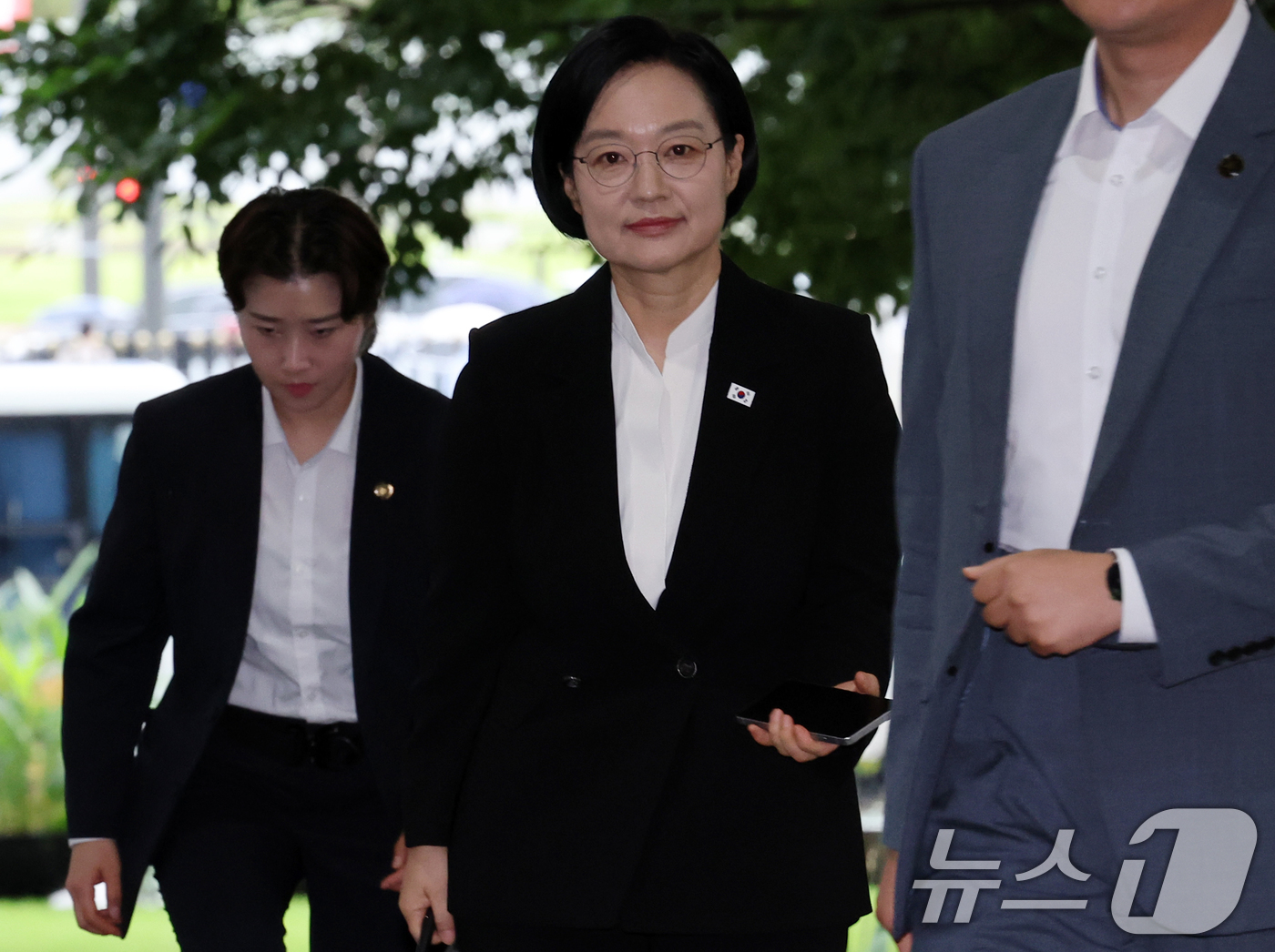 (서울=뉴스1) 이종덕 기자 = 한성숙 국무총리가 1일 서울 종로구 정부서울청사로 출근하고 있다. 2026.9.1/뉴스1