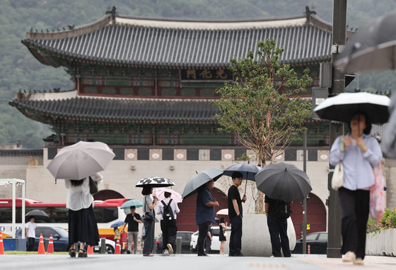 [오늘의 날씨] 부산·경남(2일, 수)…낮 33도, 돌풍 동반 소나기