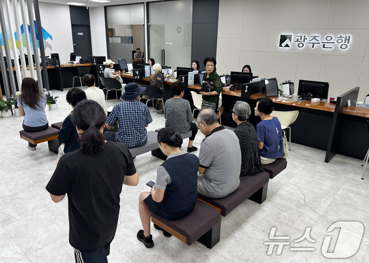 (광주=뉴스1) 이승현 기자 = 광주상생카드 할인율이 10%에서 15%로 상향 판매를 시작하는 1일 오전 전남광주 동구 광주은행 문화전당지점에서 시민들이 카드 발급을 위해 기다리고 …