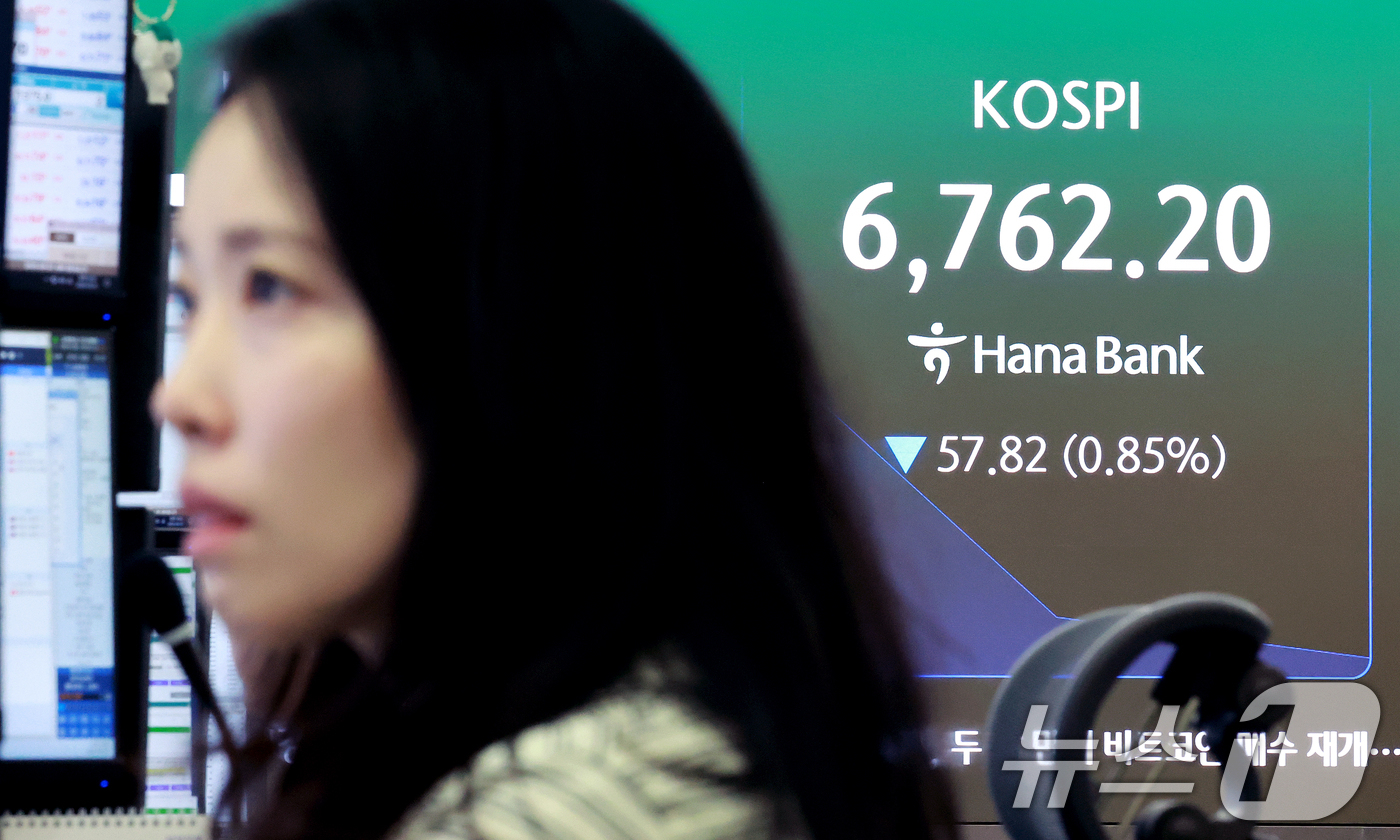 (서울=뉴스1) 이호윤 기자 = 1일 서울 중구 하나은행 딜링룸 전광판에 코스피 지수 등 시황이 표시되고 있다. 이날 코스피는 전 거래일 대비 35.73p(0.52%) 하락한 67 …