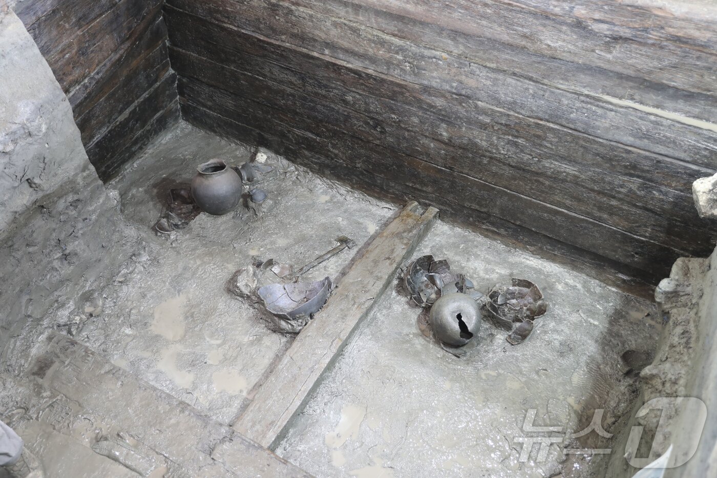 본문 이미지 - 충주 장미산성에서 출토된 백제 목조 집수시설.(충주시 제공. 재판매 및 DB금지)