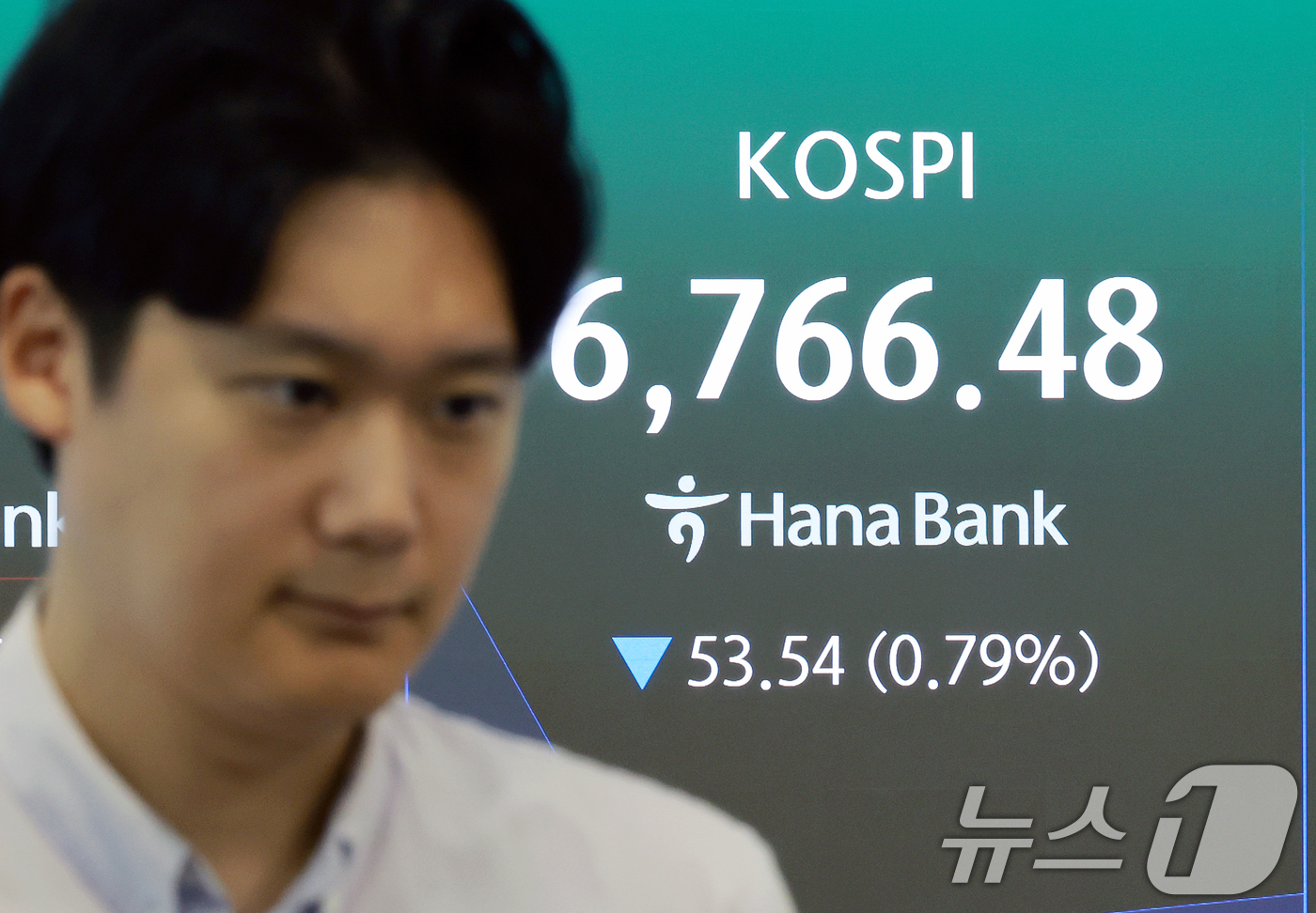 (서울=뉴스1) 이호윤 기자 = 1일 서울 중구 하나은행 딜링룸 전광판에 코스피 지수 등 시황이 표시되고 있다. 이날 코스피는 전 거래일 대비 35.73p(0.52%) 하락한 67 …