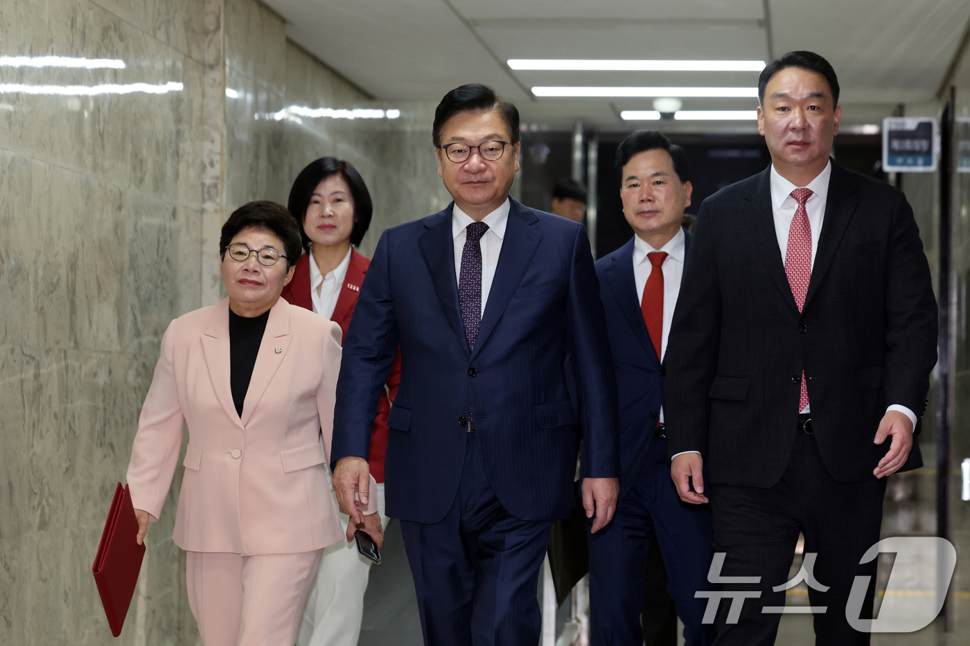 (서울=뉴스1) 황기선 기자 = 국민의힘 정점식 원내대표와 임이자 정책위의장, 정희용 사무총장이 1일 오전 서울 여의도 국회에서 열린 원내대책회의에 참석하고 있다.  2026.9. …